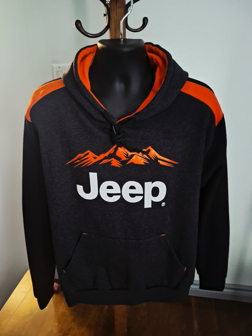 Jeep NWOT Slate Grey Hoodie with Jeep Logo. Front Pouch. Tri-Colour. Mens Large